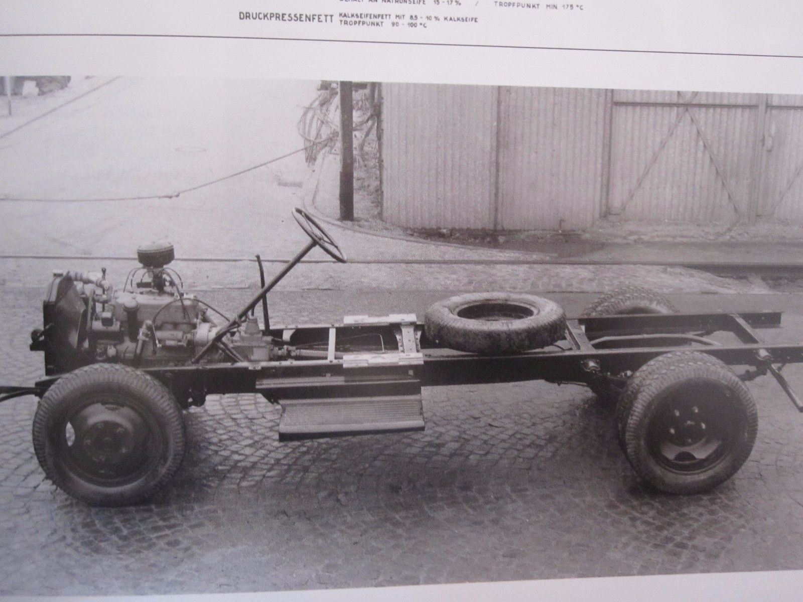 Truck Profile – 56 pages, Great Photos, PB staple bound, German Text