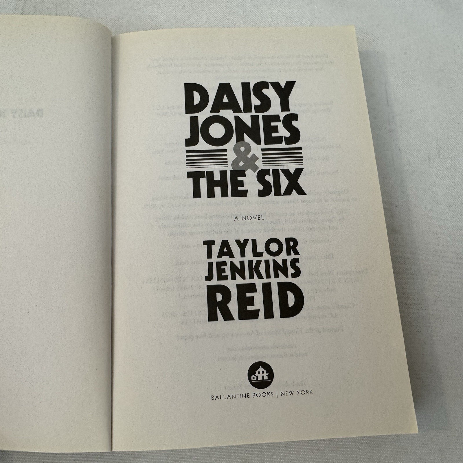 Daisy Jones and the Six: Reese’s Book Club Taylor Jenkins Reid Fast Ship