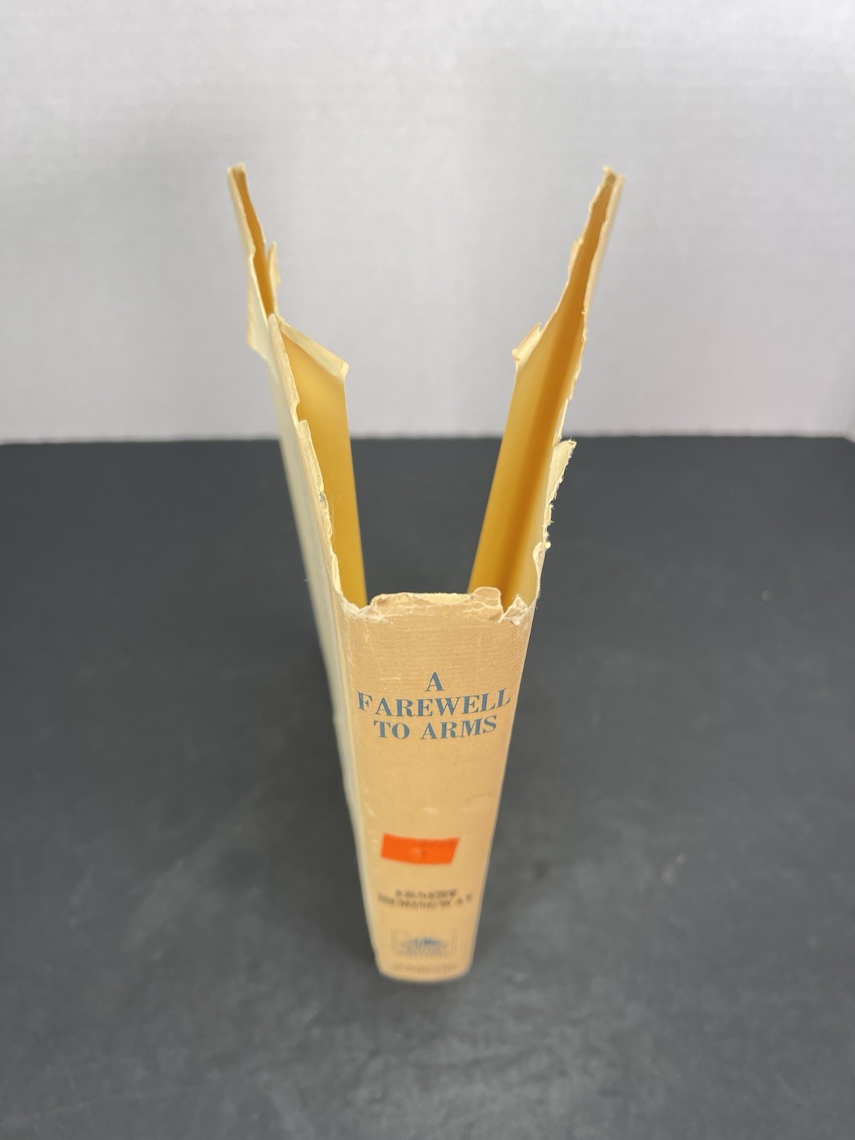 A Farewell to Arms. By Ernest Hemingway – 1998 – Hardcover, Dust Jacket