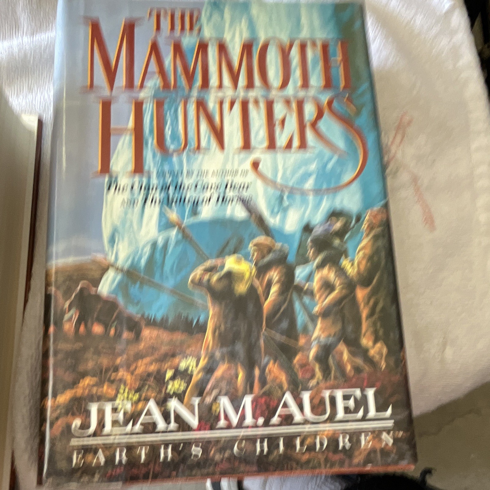 The Mammoth Hunters (Earth’s Children) by Jean M. Auel Hardcover w/Dust