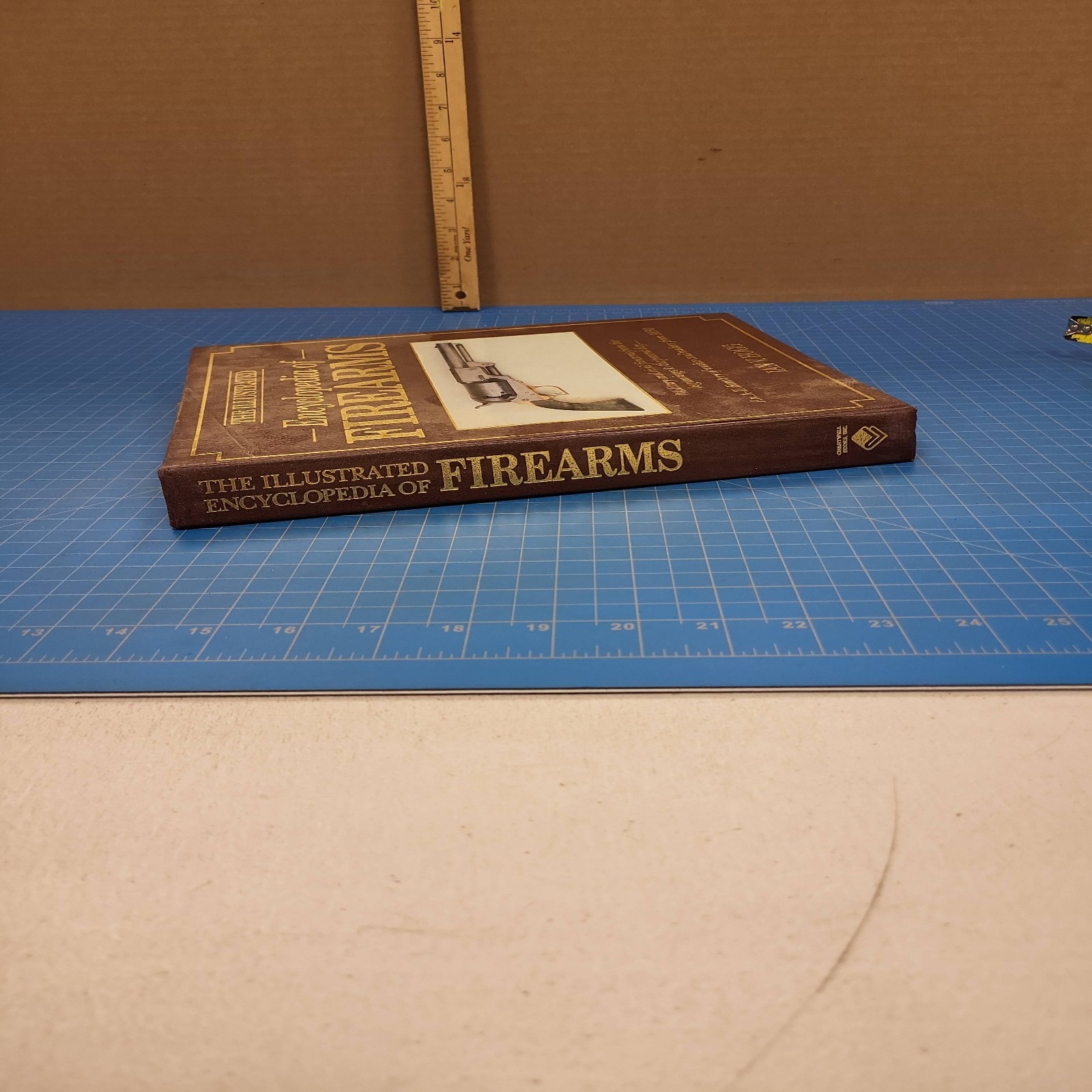Illustrated Encyclopedia Firearms Ian V Hogg Gun Book History Reference Guide