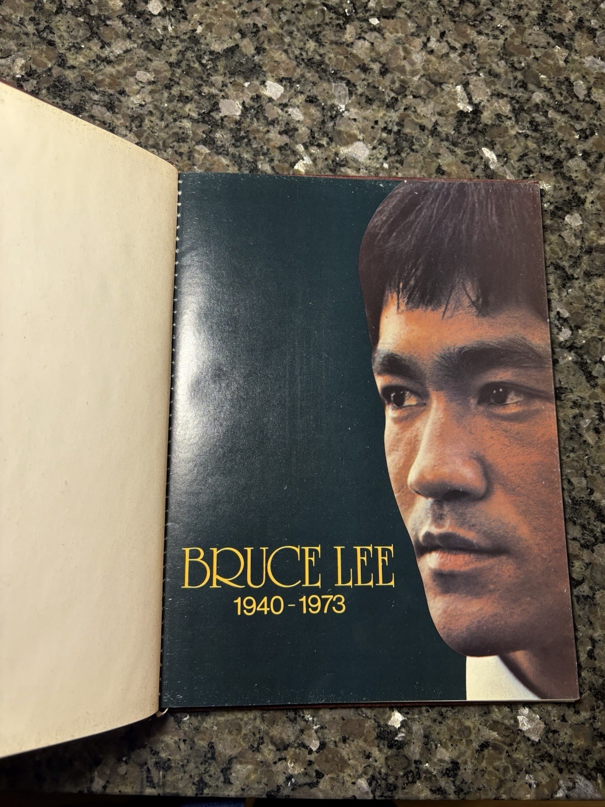 BRUCE LEE 1940-1973 – Circa 1974. READ DESCRIPTION ABOUT BONUS PAGES (ERRORS)!!