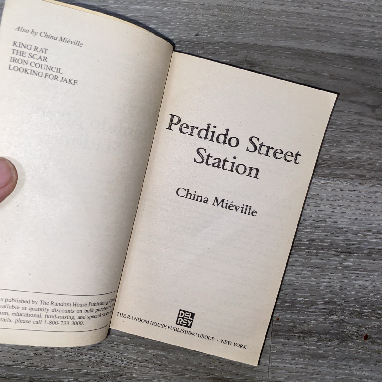 Perdido Street Station by China Miéville (2003, Mass Market)
