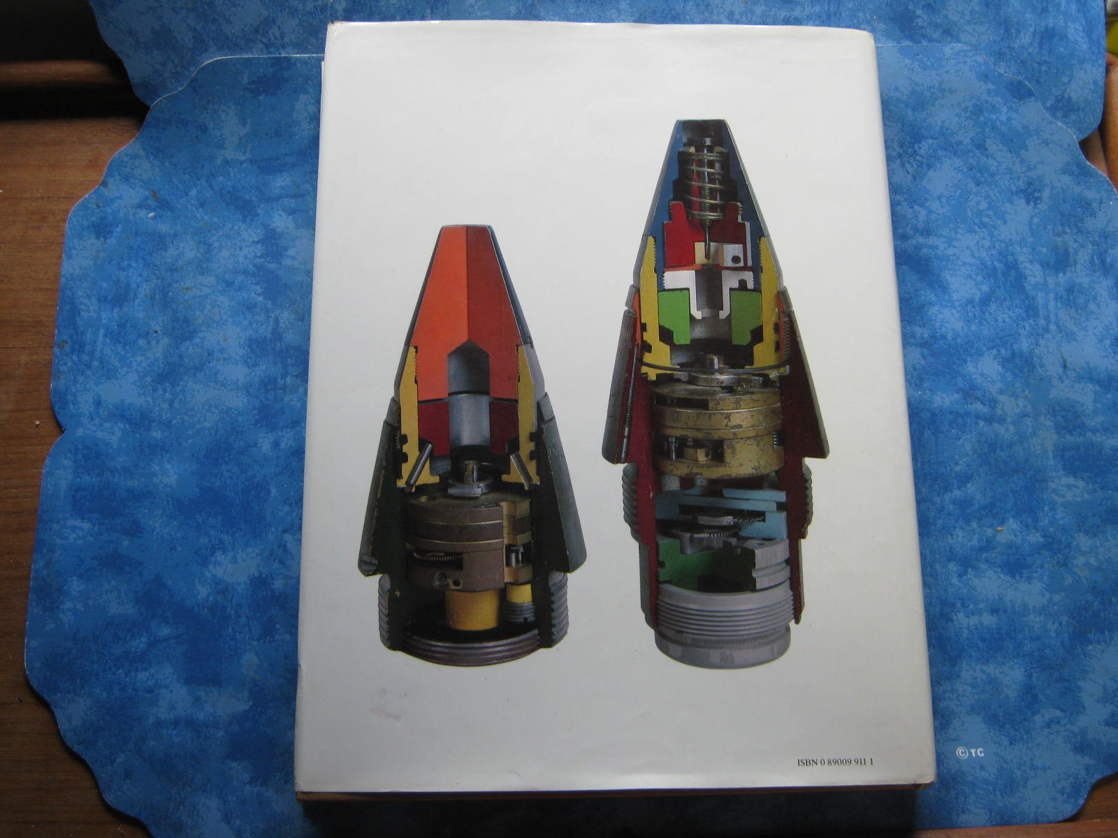 THE ILLUSTRATED ENCYCLOPEDIA OF AMMUNITION Ian V. Hogg LARGE HCDJ 1985 VGC