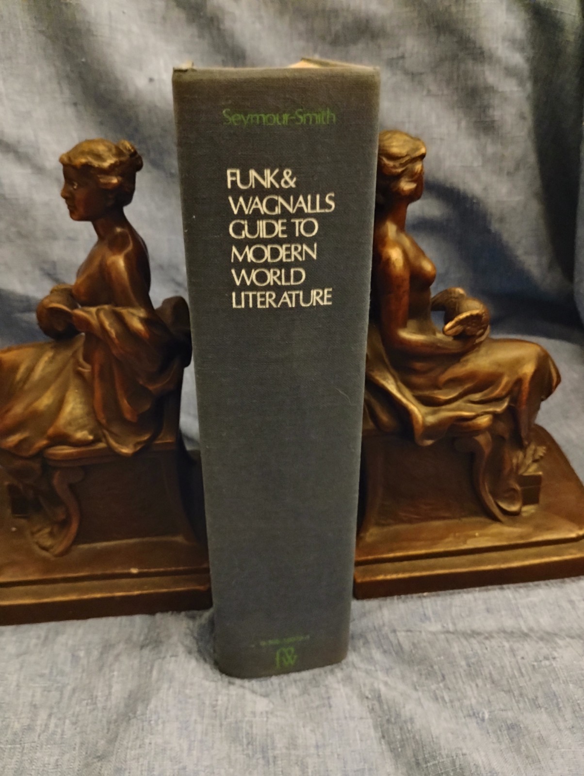 FUNK AND WAGNALL’S GUIDE TO MODERN WORLD LITERATURE,1973 1ST ED. M SMITH 1206PGS