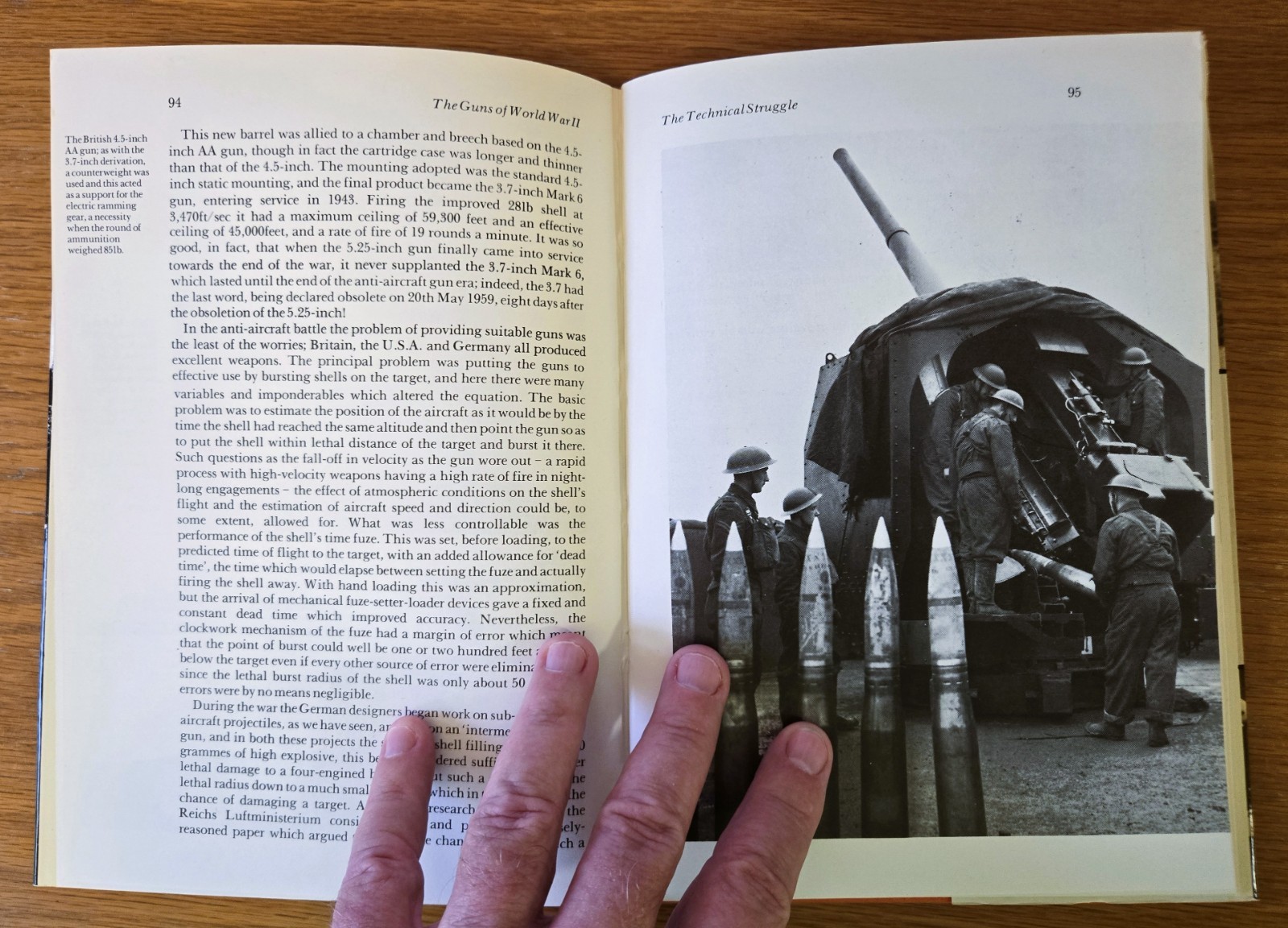 Guns of World War Two by Ian V. Hogg (1979, Hardcover)