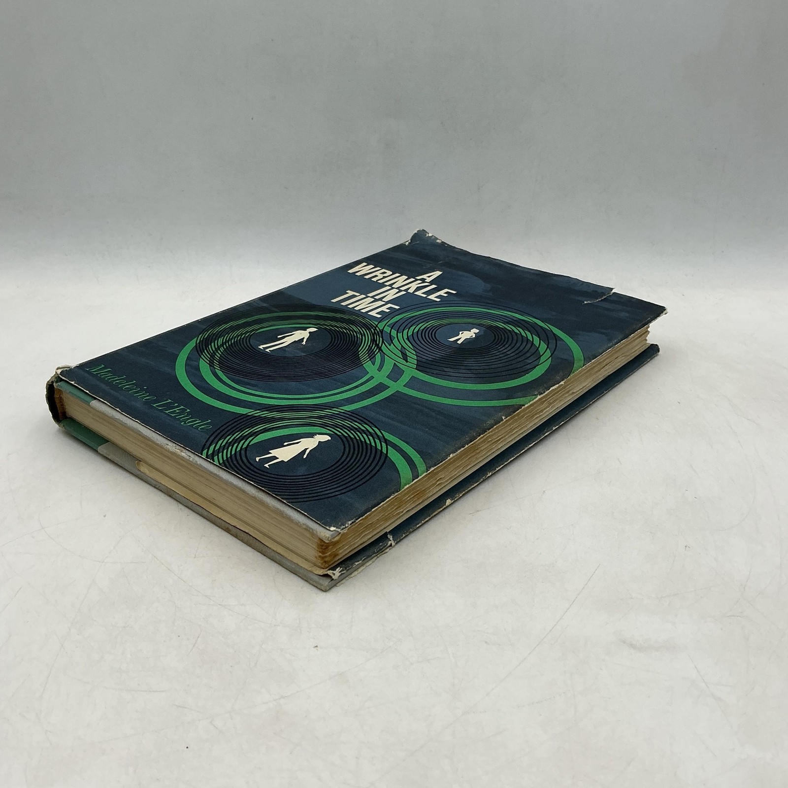 A WRINKLE IN TIME Madeleine L’Engle 1962 1st Ed HC DJ Vintage Blue BCE