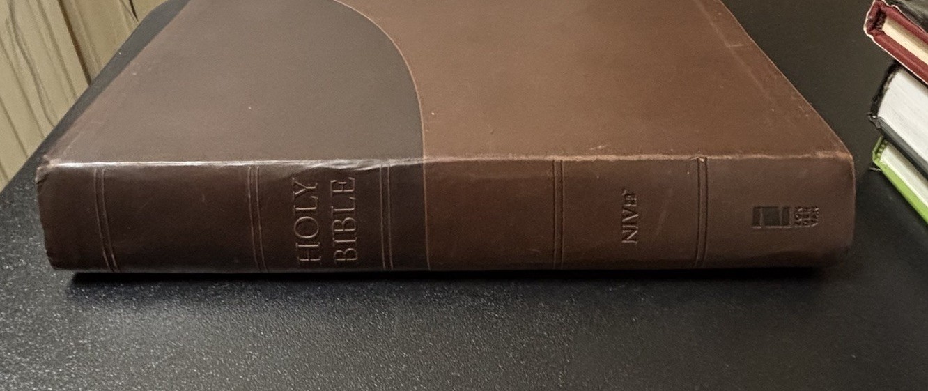 NIV Super Giant Print Reference Bible 2011 Brown Leathersoft 16.5pt Font – EUC