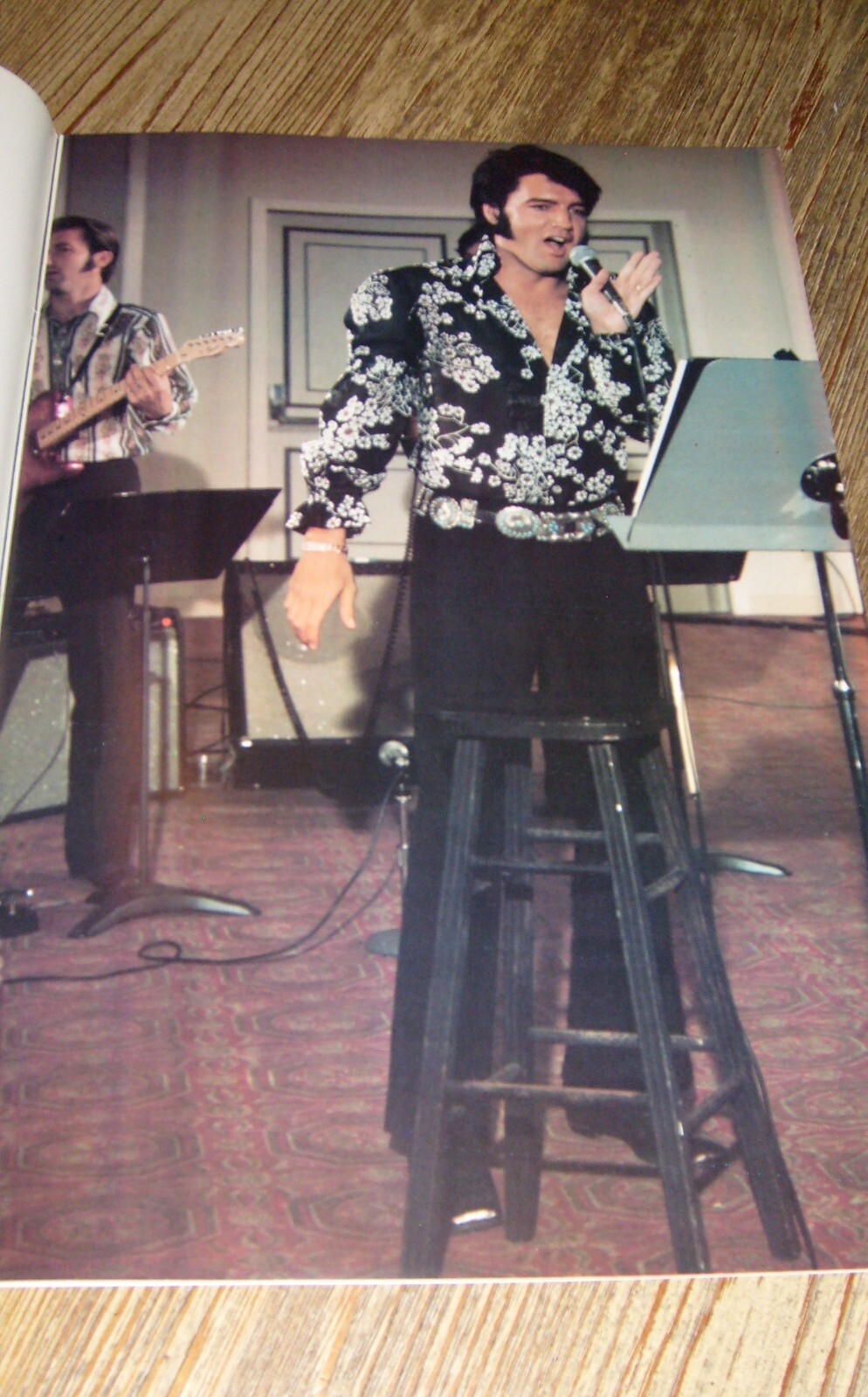 Elvis Presley Poster Book 1977 New Series 16.5 by 11 Inches 22 Posters