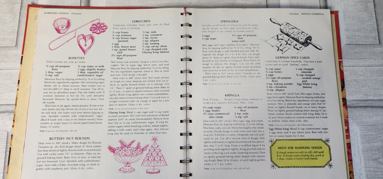 Betty Crocker’s Cooky Book 1973 450+ recipes grannycore color photos 156 pages