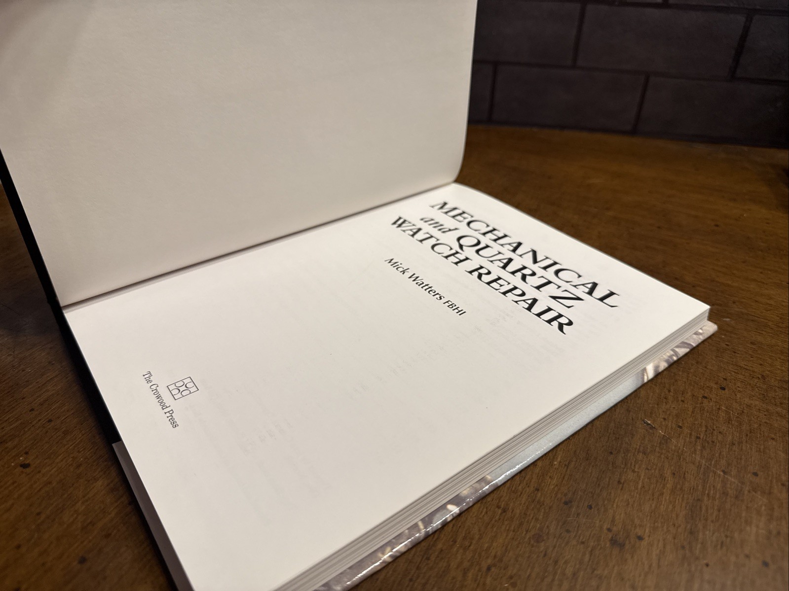 MECHANICAL and QUARTZ WATCH REPAIR by Mick Watters FBHI (1999) Crowd Press