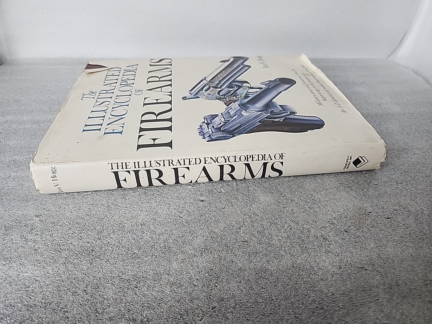 The Illustrated Encyclopedia of Firearms Ian V Hogg 1978